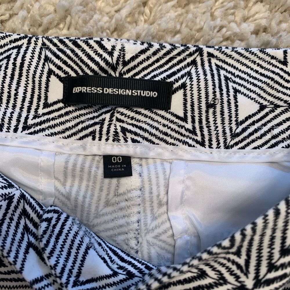 Express patterned shorts - Picture 3 of 5